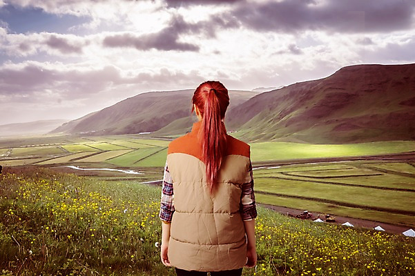 PSD 구름 편집이미지 여자 길 여행 꽃밭 자연 하늘 산 한명 서기 풍경 잔디 상반신 성인 뒷모습 디지털합성 합성 포니테일 체크셔츠 패딩조끼 이미지편집 자연요소 식물 1 헤어스타일 꽃 뷰포인트 셔츠 모션 사람 조끼 생태계 패딩 파일형식