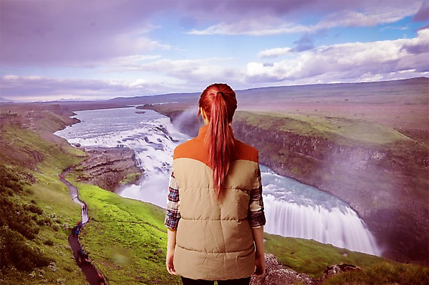 PSD 구름 편집이미지 여자 여행 자연 하늘 한명 서기 풍경 상반신 성인 뒷모습 폭포 디지털합성 합성 포니테일 체크셔츠 패딩조끼 이미지편집 자연요소 1 헤어스타일 뷰포인트 셔츠 모션 사람 조끼 생태계 패딩 파일형식