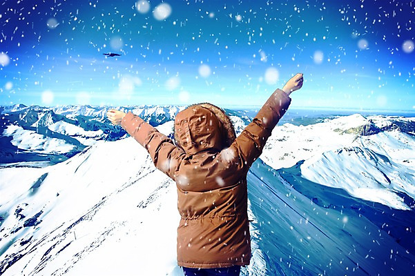 PSD 편집이미지 여자 겨울 자연 하늘 산 한명 서기 풍경 상반신 성인 뒷모습 손들기 주먹 만세 겨울여행 디지털합성 합성 털점퍼 눈내림 이미지편집 1 계절 뷰포인트 여행 모션 눈_날씨 사람 점퍼 생태계 파일형식