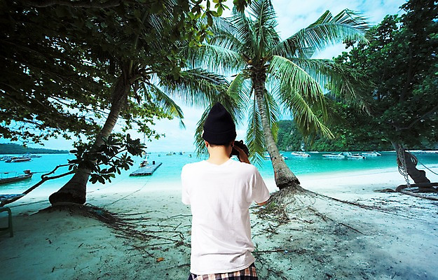 PSD 편집이미지 남자 여행 한명 서기 들기 풍경 상반신 성인 해변 뒷모습 야자수 카메라 사진촬영 반팔티셔츠 나룻배 디지털합성 합성 비니 선박 트로피컬아트 이미지편집 나무 모자_잡화 1 바다 뷰포인트 수상교통 티셔츠 배_교통 모션 사람 전자제품 촬영 그림 파일형식