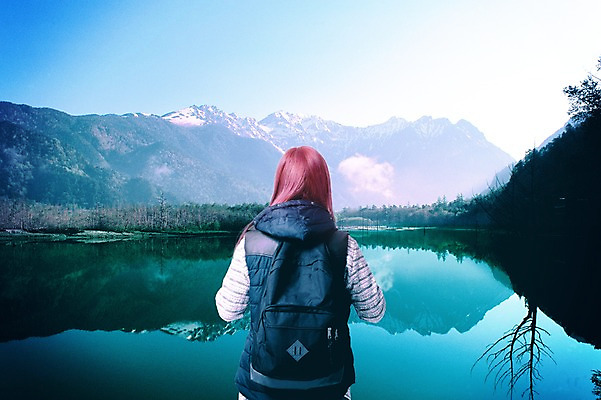PSD 나무 편집이미지 여자 호수 여행 배낭 자연 생머리 하늘 산 한명 서기 풍경 상반신 성인 뒷모습 반사 디지털합성 합성 앙상함 패딩조끼 이미지편집 식물 1 헤어스타일 뷰포인트 가방 모션 사람 조끼 생태계 패딩 파일형식