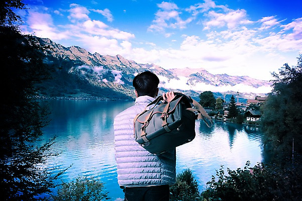 PSD 구름 편집이미지 남자 호수 여행 하늘 산 주택 한명 서기 들기 풍경 상반신 성인 뒷모습 마을 디지털합성 합성 크로스백 패딩 이미지편집 자연요소 1 뷰포인트 가방 모션 사람 건물 점퍼 파일형식