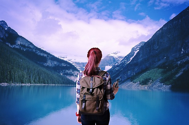 PSD 구름 편집이미지 여자 호수 여행 배낭 자연 하늘 산 한명 서기 풍경 상반신 성인 뒷모습 물병 디지털합성 합성 포니테일 이미지편집 자연요소 1 헤어스타일 뷰포인트 가방 모션 사람 물통 생태계 파일형식