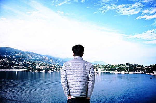 PSD 구름 편집이미지 남자 바다 여행 하늘 한명 서기 풍경 상반신 성인 뒷모습 마을 도시 디지털합성 주머니손 합성 패딩 이미지편집 자연요소 1 뷰포인트 모션 사람 점퍼 파일형식