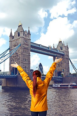 PSD 구름 편집이미지 여자 유럽 하늘 영국 한명 서기 풍경 상반신 성인 뒷모습 강 손들기 점퍼 만세 도시 유람선 디지털합성 합성 유럽여행 포니테일 런던브릿지 이미지편집 자연요소 1 헤어스타일 나라 뷰포인트 해외여행 배_교통 모션 사람 외투 다리_건축물 런던 파일형식