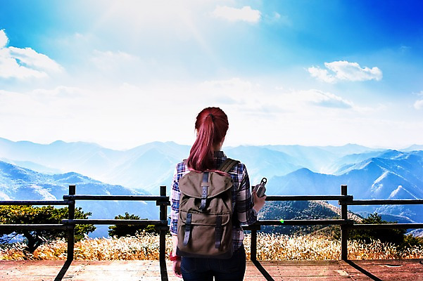 PSD 구름 편집이미지 여자 여행 배낭 자연 하늘 산 한명 서기 들기 풍경 상반신 성인 뒷모습 울타리 물병 디지털합성 합성 포니테일 억새밭 체크셔츠 이미지편집 자연요소 1 헤어스타일 뷰포인트 셔츠 가방 모션 사람 담장 물통 생태계 억새 파일형식