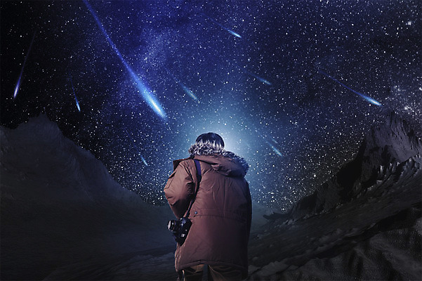 PSD 편집이미지 남자 별 여행 자연 밤하늘 한명 서기 풍경 상반신 성인 뒷모습 카메라 야간 유성 디지털합성 합성 안식처 털점퍼 이미지편집 자연요소 1 뷰포인트 모션 하늘 휴식 사람 전자제품 점퍼 생태계 파일형식