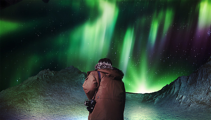 PSD 편집이미지 남자 여행 자연 밤하늘 한명 서기 풍경 상반신 성인 뒷모습 카메라 야간 디지털합성 합성 오로라 털점퍼 이미지편집 자연요소 1 뷰포인트 모션 자연현상 하늘 사람 전자제품 점퍼 생태계 파일형식