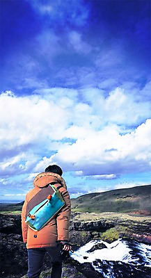 PSD 구름 편집이미지 남자 여행 자연 하늘 산 한명 서기 들기 풍경 상반신 성인 뒷모습 카메라 디지털합성 합성 크로스백 털점퍼 이미지편집 자연요소 1 뷰포인트 가방 모션 사람 전자제품 점퍼 생태계 파일형식