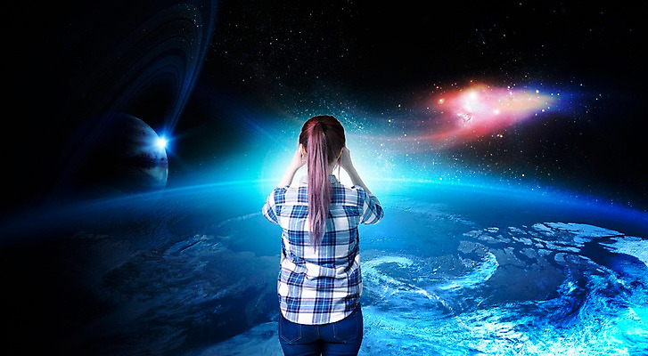 PSD 편집이미지 여자 지구 한명 서기 풍경 상반신 성인 뒷모습 우주 행성 디지털합성 합성 우주여행 포니테일 안식처 체크셔츠 이미지편집 1 헤어스타일 뷰포인트 여행 셔츠 모션 휴식 사람 파일형식