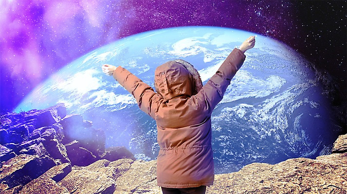 PSD 편집이미지 여자 지구 한명 서기 풍경 상반신 성인 뒷모습 손들기 우주 주먹 만세 행성 디지털합성 합성 우주여행 털점퍼 이미지편집 1 뷰포인트 여행 모션 사람 점퍼 파일형식