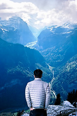 PSD 구름 편집이미지 남자 여행 자연 하늘 산 한명 서기 풍경 상반신 성인 뒷모습 디지털합성 주머니손 합성 패딩 고산지대 이미지편집 자연요소 1 뷰포인트 모션 사람 점퍼 생태계 파일형식