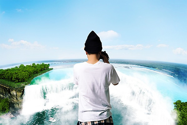 PSD 구름 편집이미지 남자 여행 자연 하늘 한명 서기 들기 풍경 상반신 성인 뒷모습 카메라 사진촬영 폭포 반팔티셔츠 디지털합성 합성 비니 이미지편집 자연요소 모자_잡화 1 뷰포인트 티셔츠 모션 사람 전자제품 촬영 생태계 파일형식