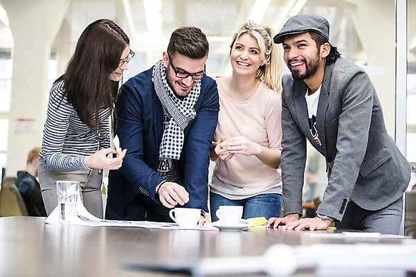 포토 JPG 서양인 외국인 여자 남자 회사 회의 협력 실내 서기 미소 여러명 상반신 20대 성인 앞모습 사무실 비즈니스맨 비즈니스우먼 회의실 즐거움 성인만 국내포토 감정 뷰포인트 다수 비즈니스 모션 표정 사람 인종 청년 내부 직장인 파일형식