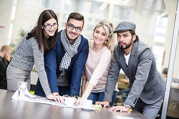 포토 JPG 서양인 외국인 여자 남자 회사 회의 협력 실내 서기 미소 여러명 상반신 20대 성인 앞모습 사무실 비즈니스맨 비즈니스우먼 회의실 성인만 국내포토 뷰포인트 다수 비즈니스 모션 표정 사람 인종 청년 내부 직장인 파일형식