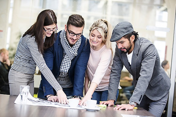 포토 JPG 서양인 외국인 여자 남자 회사 회의 협력 실내 서기 미소 여러명 상반신 20대 성인 앞모습 사무실 비즈니스맨 비즈니스우먼 회의실 성인만 국내포토 뷰포인트 다수 비즈니스 모션 표정 사람 인종 청년 내부 직장인 파일형식
