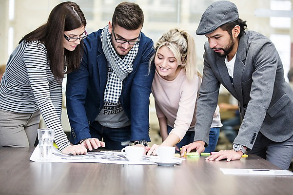 포토 JPG 서양인 외국인 여자 남자 회사 회의 협력 실내 서기 여러명 상반신 20대 성인 앞모습 사무실 비즈니스맨 비즈니스우먼 회의실 성인만 국내포토 뷰포인트 다수 비즈니스 모션 사람 인종 청년 내부 직장인 파일형식