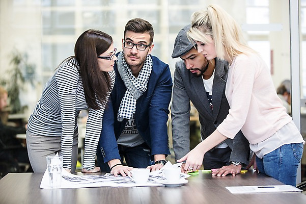 포토 JPG 서양인 외국인 여자 남자 회사 회의 협력 실내 서기 여러명 상반신 20대 성인 앞모습 사무실 비즈니스맨 비즈니스우먼 회의실 성인만 국내포토 뷰포인트 다수 비즈니스 모션 사람 인종 청년 내부 직장인 파일형식