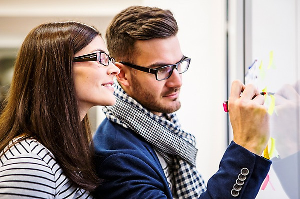 포토 JPG 서양인 외국인 여자 남자 회의 협력 실내 서기 상반신 20대 성인 두명 옆모습 사무실 비즈니스맨 비즈니스우먼 동료 국내포토 뷰포인트 비즈니스 관계 모션 사람 인종 청년 내부 직장인 파일형식