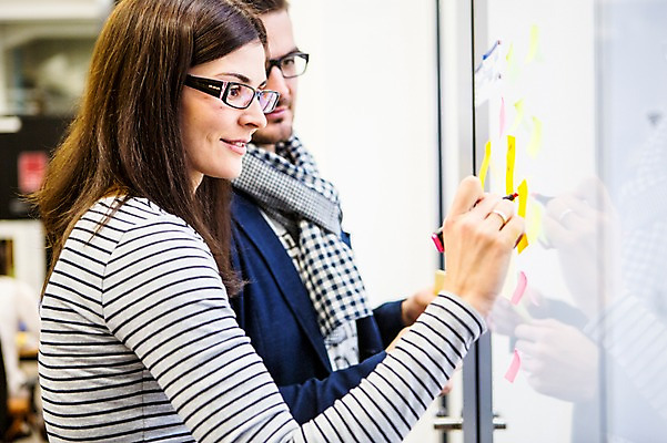 포토 JPG 서양인 외국인 여자 남자 회의 협력 실내 서기 상반신 20대 성인 두명 옆모습 사무실 비즈니스맨 비즈니스우먼 동료 국내포토 뷰포인트 비즈니스 관계 모션 사람 인종 청년 내부 직장인 파일형식