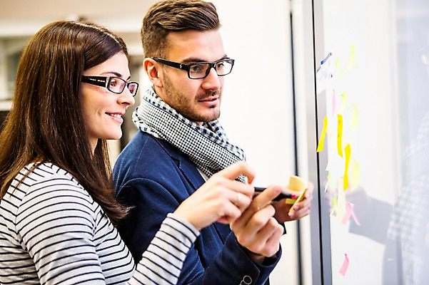 포토 JPG 서양인 외국인 여자 남자 회의 협력 실내 서기 상반신 20대 성인 두명 옆모습 사무실 비즈니스맨 비즈니스우먼 동료 국내포토 뷰포인트 비즈니스 관계 모션 사람 인종 청년 내부 직장인 파일형식