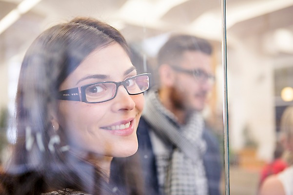 포토 JPG 서양인 외국인 여자 남자 회의 협력 실내 서기 상반신 20대 성인 두명 앞모습 사무실 비즈니스맨 비즈니스우먼 동료 국내포토 뷰포인트 비즈니스 관계 모션 사람 인종 청년 내부 직장인 파일형식