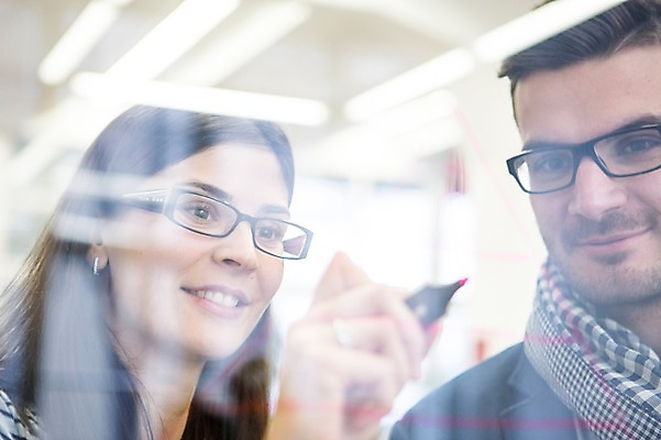 포토 JPG 서양인 외국인 여자 남자 회의 협력 실내 서기 상반신 20대 성인 두명 앞모습 사무실 비즈니스맨 비즈니스우먼 동료 국내포토 뷰포인트 비즈니스 관계 모션 사람 인종 청년 내부 직장인 파일형식