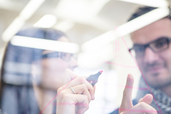 포토 JPG 서양인 외국인 여자 남자 회의 협력 실내 서기 상반신 20대 성인 두명 앞모습 사무실 비즈니스맨 비즈니스우먼 동료 국내포토 뷰포인트 비즈니스 관계 모션 사람 인종 청년 내부 직장인 파일형식