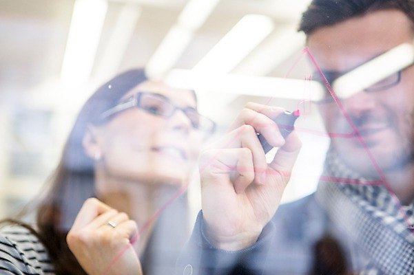 포토 JPG 서양인 외국인 여자 남자 회의 협력 실내 서기 상반신 20대 성인 두명 앞모습 사무실 비즈니스맨 비즈니스우먼 동료 국내포토 뷰포인트 비즈니스 관계 모션 사람 인종 청년 내부 직장인 파일형식