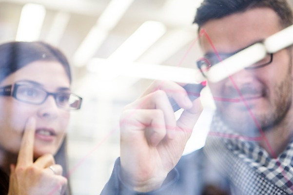 포토 JPG 서양인 외국인 여자 남자 회의 협력 실내 서기 상반신 20대 성인 두명 앞모습 사무실 비즈니스맨 비즈니스우먼 동료 국내포토 뷰포인트 비즈니스 관계 모션 사람 인종 청년 내부 직장인 파일형식