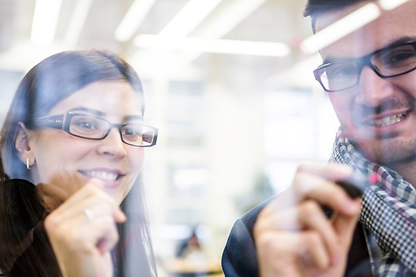 포토 JPG 서양인 외국인 여자 남자 회의 협력 실내 서기 상반신 20대 성인 두명 앞모습 사무실 비즈니스맨 비즈니스우먼 동료 국내포토 뷰포인트 비즈니스 관계 모션 사람 인종 청년 내부 직장인 파일형식