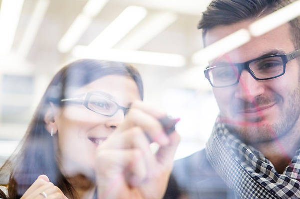 포토 JPG 서양인 외국인 여자 남자 회의 협력 실내 서기 상반신 20대 성인 두명 앞모습 사무실 비즈니스맨 비즈니스우먼 동료 국내포토 뷰포인트 비즈니스 관계 모션 사람 인종 청년 내부 직장인 파일형식