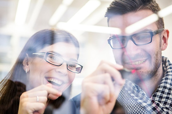 포토 JPG 서양인 외국인 여자 남자 회의 협력 실내 서기 상반신 20대 성인 두명 앞모습 사무실 비즈니스맨 비즈니스우먼 동료 국내포토 뷰포인트 비즈니스 관계 모션 사람 인종 청년 내부 직장인 파일형식