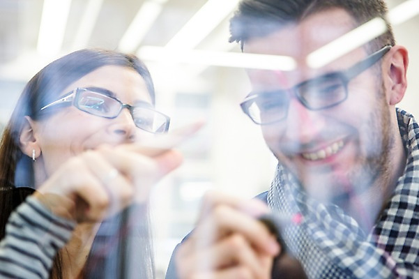 포토 JPG 서양인 외국인 여자 남자 회의 협력 실내 서기 상반신 20대 성인 두명 앞모습 사무실 비즈니스맨 비즈니스우먼 동료 국내포토 뷰포인트 비즈니스 관계 모션 사람 인종 청년 내부 직장인 파일형식