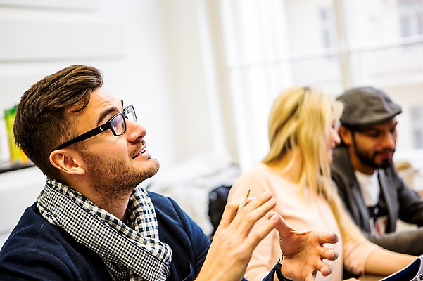 포토 JPG 서양인 외국인 여자 남자 회사 회의 협력 실내 대화 앉기 상반신 20대 성인 옆모습 세명 사무실 비즈니스맨 비즈니스우먼 국내포토 뷰포인트 비즈니스 모션 말하기 사람 인종 청년 내부 직장인 파일형식