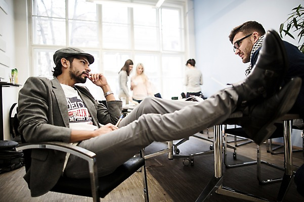 포토 JPG 전신 서양인 외국인 여자 남자 회사 휴식 실내 대화 서기 앉기 여러명 상반신 20대 성인 옆모습 사무실 비즈니스맨 비즈니스우먼 동료 국내포토 뷰포인트 다수 컨셉 비즈니스 관계 모션 말하기 사람 인종 청년 내부 직장인 파일형식