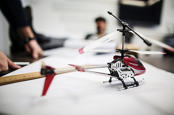 포토 JPG 서양인 외국인 손 회사 실내 자 20대 성인 신체부위 사무실 헬리콥터 국내포토 비즈니스 문구용품 비행기 사람 인종 청년 내부 파일형식