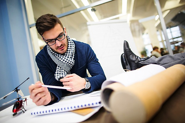 포토 JPG 서양인 외국인 남자 생각 회의 실내 앉기 상반신 20대 성인 두명 앞모습 사무실 다리 업무 비즈니스맨 집중 고민 성인남자만 국내포토 감정 뷰포인트 컨셉 비즈니스 모션 사람 인종 청년 내부 신체부위 작업 직장인 남자만 성인만 파일형식