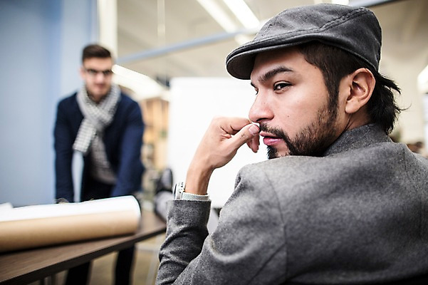 포토 JPG 서양인 외국인 남자 협력 실내 서기 미소 앉기 상반신 20대 성인 두명 앞모습 뒷모습 사무실 비즈니스맨 뒤돌아보기 동료 성인남자만 국내포토 뷰포인트 비즈니스 관계 모션 표정 사람 인종 청년 내부 직장인 남자만 성인만 파일형식