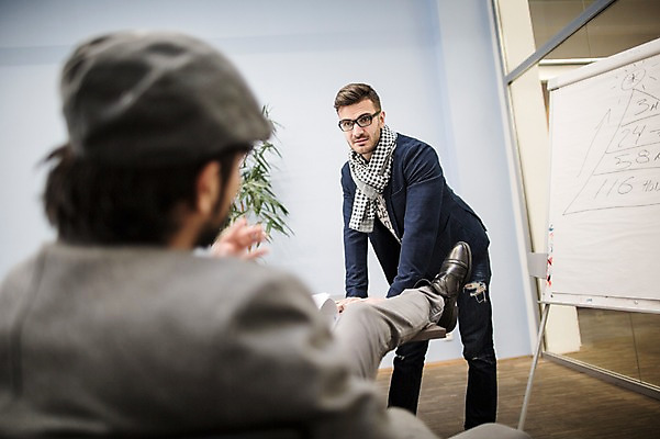 포토 JPG 서양인 외국인 남자 회의 협력 실내 서기 미소 앉기 상반신 20대 성인 두명 앞모습 뒷모습 사무실 비즈니스맨 동료 성인남자만 국내포토 뷰포인트 비즈니스 관계 모션 표정 사람 인종 청년 내부 직장인 남자만 성인만 파일형식