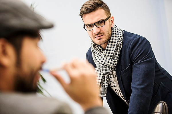 포토 JPG 서양인 외국인 남자 협력 실내 서기 앉기 상반신 20대 성인 두명 앞모습 뒷모습 사무실 비즈니스맨 동료 성인남자만 국내포토 뷰포인트 비즈니스 관계 모션 사람 인종 청년 내부 직장인 남자만 성인만 파일형식
