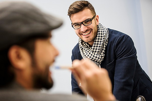 포토 JPG 서양인 외국인 남자 협력 실내 서기 미소 앉기 상반신 20대 성인 두명 앞모습 뒷모습 사무실 비즈니스맨 동료 성인남자만 국내포토 뷰포인트 비즈니스 관계 모션 표정 사람 인종 청년 내부 직장인 남자만 성인만 파일형식