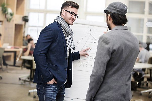 포토 JPG 서양인 외국인 남자 회의 협력 실내 대화 서기 상반신 20대 성인 두명 옆모습 사무실 비즈니스맨 동료 성인남자만 국내포토 뷰포인트 비즈니스 관계 모션 말하기 사람 인종 청년 내부 직장인 남자만 성인만 파일형식