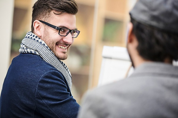 포토 JPG 서양인 외국인 남자 협력 실내 대화 서기 미소 상반신 20대 성인 두명 옆모습 뒷모습 사무실 비즈니스맨 동료 성인남자만 국내포토 뷰포인트 비즈니스 관계 모션 표정 말하기 사람 인종 청년 내부 직장인 남자만 성인만 파일형식
