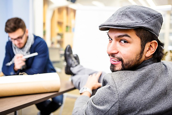 포토 JPG 서양인 외국인 남자 회의 협력 실내 앉기 상반신 20대 성인 두명 앞모습 뒷모습 사무실 비즈니스맨 뒤돌아보기 동료 성인남자만 국내포토 뷰포인트 비즈니스 관계 모션 사람 인종 청년 내부 직장인 남자만 성인만 파일형식