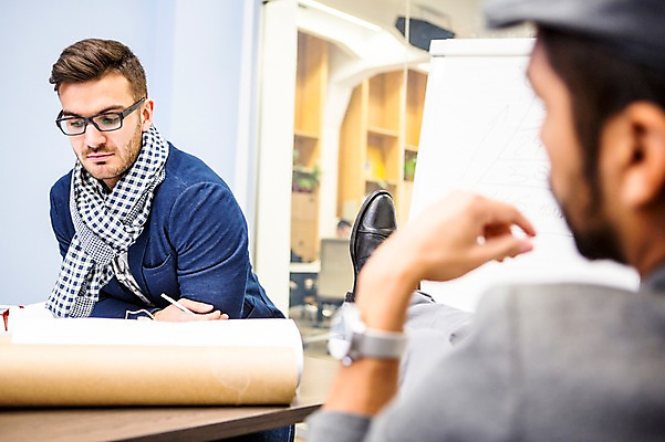 포토 JPG 서양인 외국인 남자 회의 협력 실내 앉기 상반신 20대 성인 두명 앞모습 뒷모습 사무실 비즈니스맨 동료 성인남자만 국내포토 뷰포인트 비즈니스 관계 모션 사람 인종 청년 내부 직장인 남자만 성인만 파일형식
