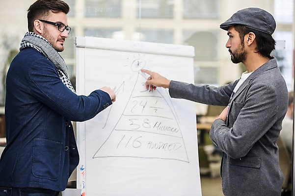 포토 JPG 서양인 외국인 남자 회의 협력 실내 서기 상반신 20대 성인 두명 옆모습 사무실 비즈니스맨 동료 성인남자만 국내포토 뷰포인트 비즈니스 관계 모션 사람 인종 청년 내부 직장인 남자만 성인만 파일형식