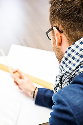 포토 JPG 서양인 외국인 남자 실내 한명 앉기 상반신 20대 성인 뒷모습 사무실 업무 비즈니스맨 집중 성인남자한명만 국내포토 1 뷰포인트 컨셉 비즈니스 모션 사람 인종 청년 내부 작업 직장인 남자한명만 성인남자만 파일형식