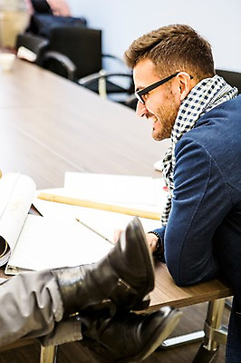 포토 JPG 서양인 외국인 남자 발 협력 실내 대화 미소 앉기 상반신 20대 성인 두명 옆모습 신체부위 사무실 비즈니스맨 성인남자만 국내포토 뷰포인트 비즈니스 모션 표정 말하기 사람 인종 청년 내부 직장인 남자만 성인만 파일형식