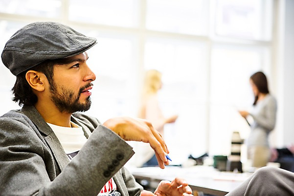 포토 JPG 서양인 외국인 여자 남자 실내 대화 서기 앉기 상반신 20대 성인 두명 옆모습 사무실 비즈니스맨 비즈니스우먼 집중 동료 국내포토 뷰포인트 컨셉 비즈니스 관계 모션 말하기 사람 인종 청년 내부 직장인 파일형식